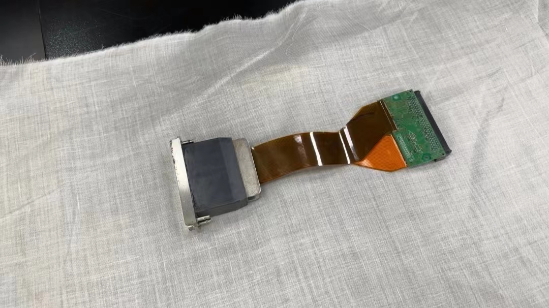 數碼(mǎ)印花機墨水幹(gàn)在噴頭上如何(he)清洗?